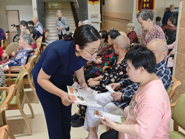 開(kāi)展金融知識(shí)普及活動(dòng)。廈門銀行重慶大足支行供圖