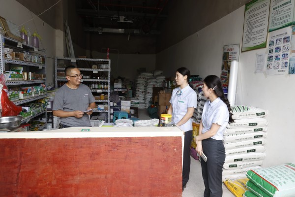 上門宣講金融知識。鄒雨璠攝