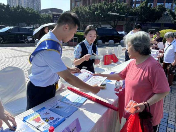 設(shè)立金融知識(shí)宣傳站。浦發(fā)銀行重慶分行供圖