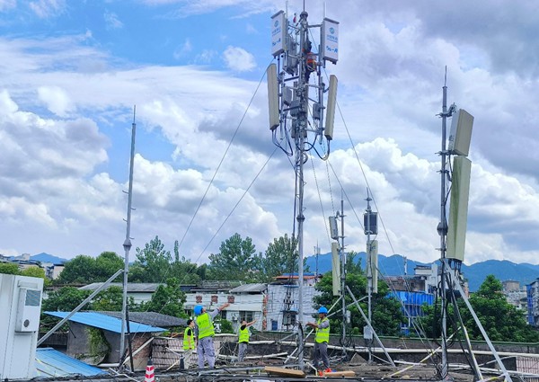 施工人員在梁平機場附近開展5G-A通感一體基站安裝作業(yè)。重慶移動供圖