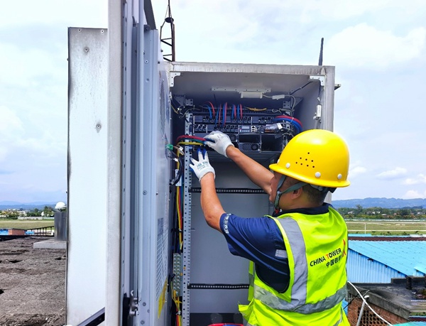 施工人員檢查5G-A設備動力接入安全。重慶移動供圖