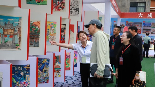 與會人員在實(shí)驗(yàn)二小參觀書法作品展、社團(tuán)成果展。城口縣教委供圖