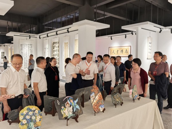 與會人員在咸宜小學(xué)參觀校園文化。城口縣教委供圖