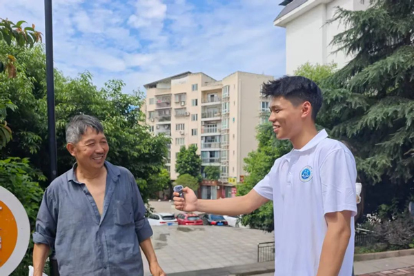 街頭隨機(jī)采訪。重慶財(cái)經(jīng)學(xué)院供圖