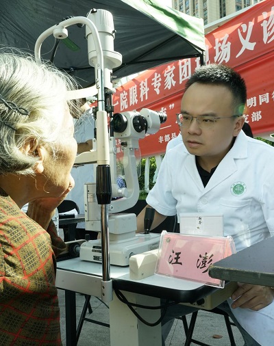 義診現(xiàn)場，重醫(yī)附一院眼科醫(yī)生汪澎為當(dāng)?shù)鼐用窨丛\。豐都縣人民醫(yī)院供圖