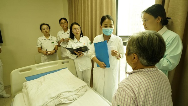 重醫(yī)附一院和豐都縣人民醫(yī)院眼科醫(yī)護人員共同查房。豐都縣人民醫(yī)院供圖