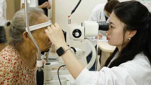 鄭仕潔在豐都縣人民醫(yī)院為患者看診。豐都縣人民醫(yī)院供圖