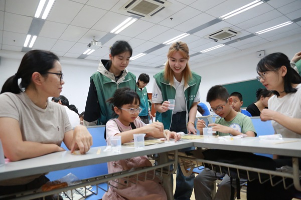 小朋友們做文物修復模擬實驗。重慶大學供圖