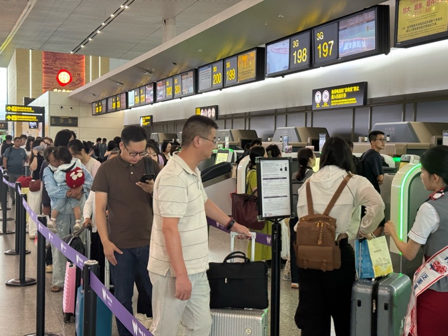 西部航空在內(nèi)的13家航空公司調(diào)整至T3航站樓運(yùn)營(yíng)。重慶江北國(guó)際機(jī)場(chǎng)供圖