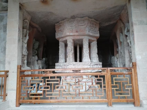 木質(zhì)圍欄替換鐵質(zhì)大門。曾慶川攝