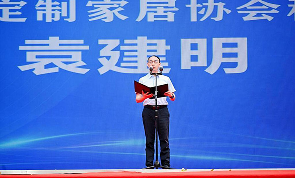 重慶市定制家居協(xié)會秘書長袁建明。唐卡裝飾供圖