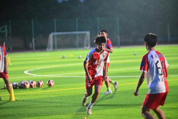 在校園球場(chǎng)上訓(xùn)練的小球員們。郭旭攝