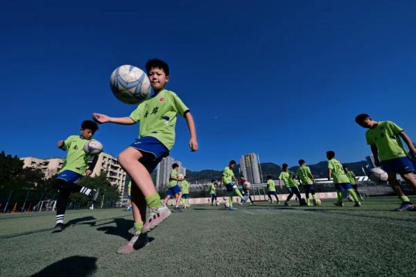 在校園球場(chǎng)上訓(xùn)練的小球員們。郭旭攝
