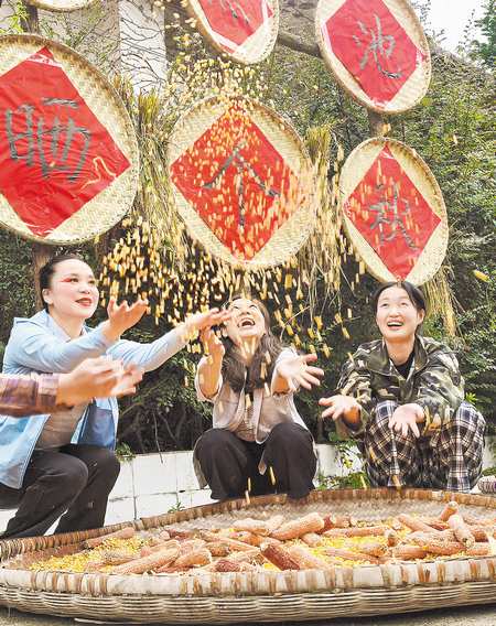 9月23日，巴南區(qū)東溫泉鎮(zhèn)魚池村，村民在手搓玉米趣味運動會中感受豐收的喜悅。特約攝影 李攀 通訊員 彭怡 攝/視覺重慶
