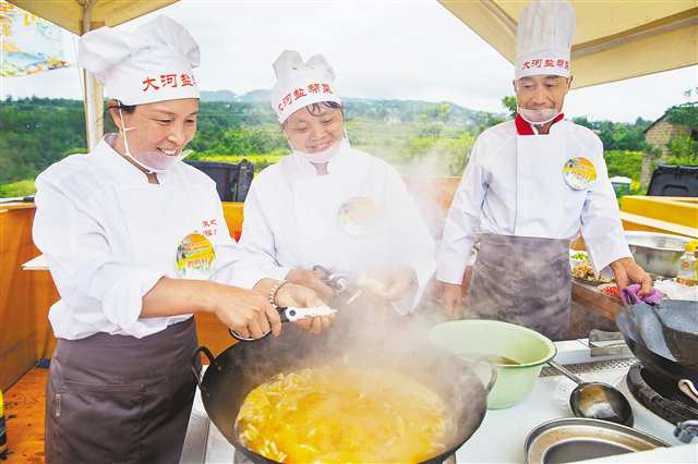 九月二十日，云陽縣大陽鎮(zhèn)黃陵村，該鎮(zhèn)首屆“貢米鄉(xiāng)韻·灶火田間”廚王爭霸賽火熱舉行。通訊員 彭婧 攝\視覺重慶