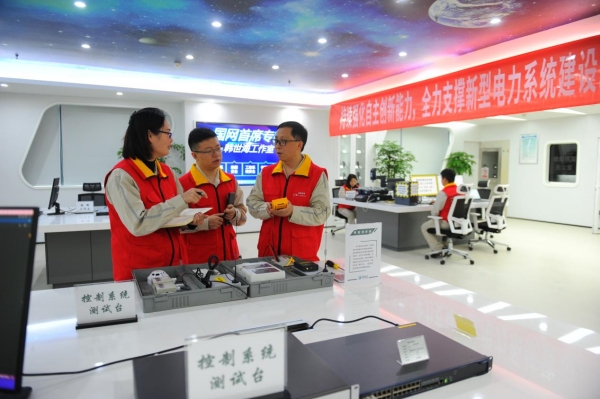 韓世海依托國網(wǎng)首席專家工作室平臺為團隊成員授課。李楊攝