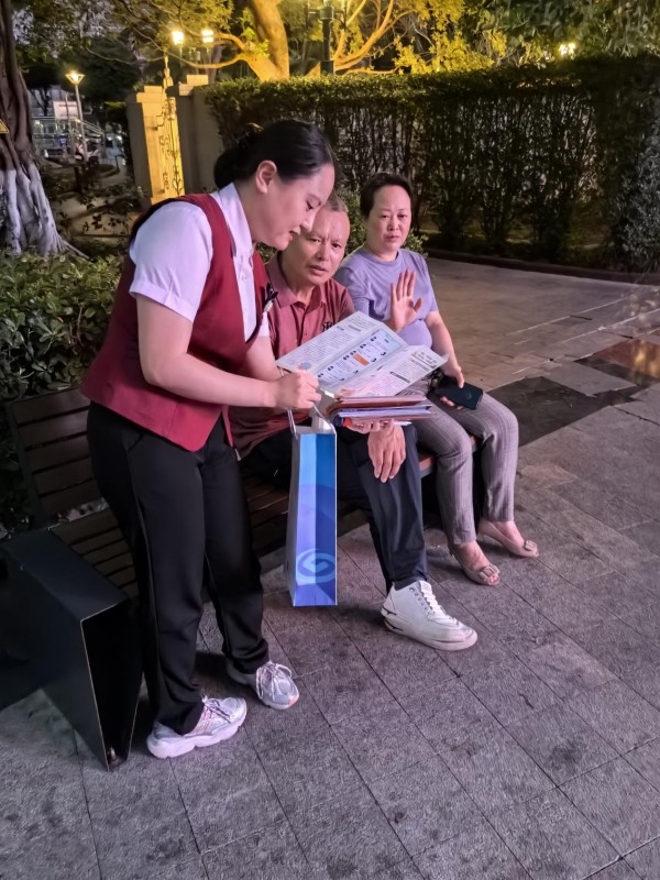 開(kāi)展金融科普進(jìn)夜市活動(dòng)。興業(yè)銀行重慶分行供圖