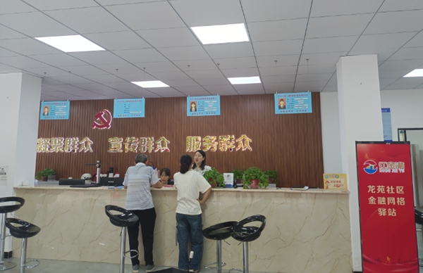 驛站金融網(wǎng)格員解答社區(qū)居民疑難。浦發(fā)銀行重慶分行供圖