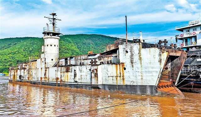 長(zhǎng)江唐家沱段，銹跡斑斑的“人民28號(hào)”登陸艇停泊在江面。本組圖片除署名外由記者張錦輝攝/視覺(jué)重慶