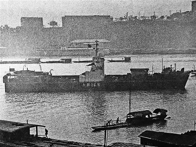 “人民28號”登陸艇的老照片。（受訪者供圖）