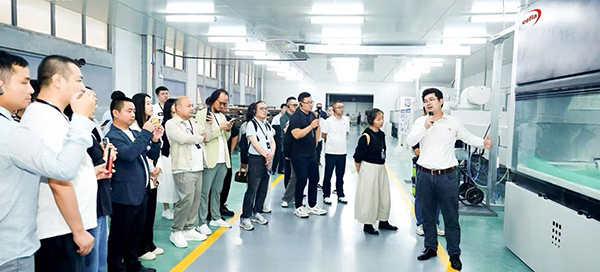 展示智能涂裝線。馬格家居供圖