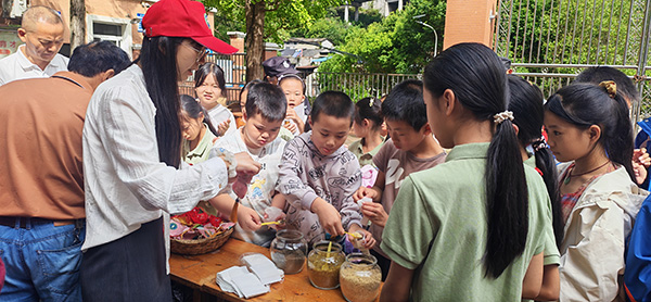 學(xué)生動(dòng)手制作安神香囊。藥植所供圖