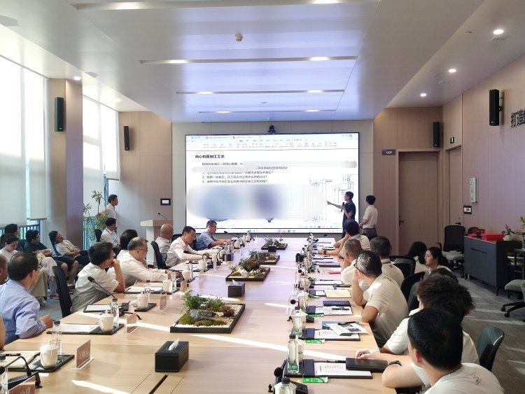 “大國(guó)工匠”與宗申航發(fā)技術(shù)骨干開(kāi)展技術(shù)交流。楊夕文攝