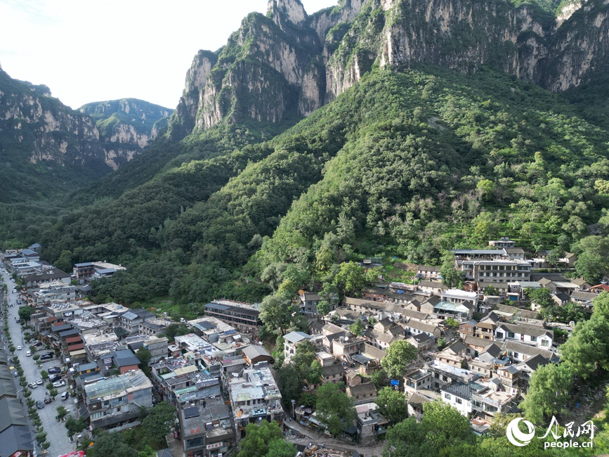 萬(wàn)仙山里的民宿集群。人民網(wǎng)記者尚明楨攝