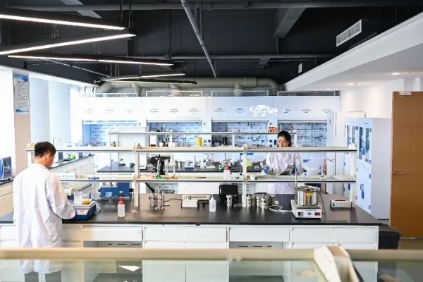 研發(fā)人員對鎂電池正極、負(fù)極和電解液關(guān)鍵材料進行實驗。兩江協(xié)同創(chuàng)新區(qū)供圖