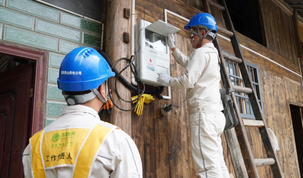 國網(wǎng)重慶秀山供電公司員工節(jié)前檢查用電設(shè)備。萬雪蓮攝