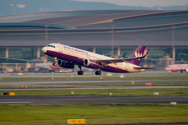 西部航空飛機在重慶江北國際機場起飛。西部航空供圖