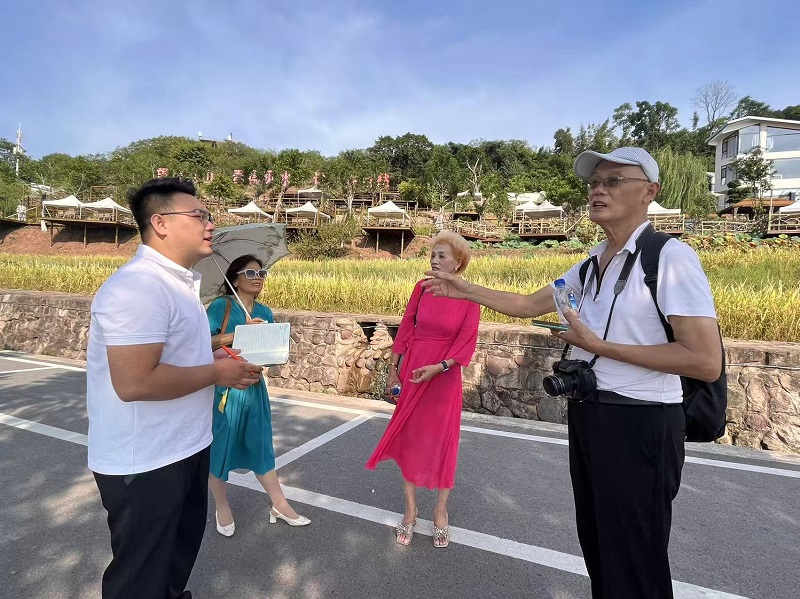 袁一焯認(rèn)真詢問并一一記錄游客的體驗(yàn)和建議。周小平攝