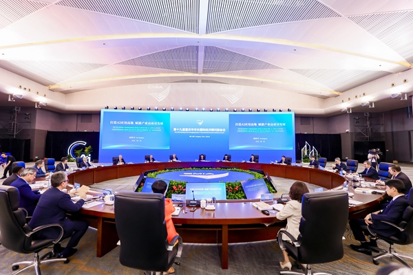 第十九屆重慶市市長(zhǎng)國(guó)際經(jīng)濟(jì)顧問(wèn)團(tuán)會(huì)議舉行。重慶市商務(wù)委供圖