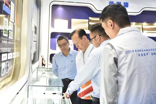 郝躍院士（左二）一行走訪調(diào)研企業(yè)。重慶市人力社保局供圖