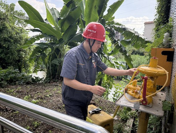 開展汛期重點(diǎn)防范區(qū)域燃?xì)庠O(shè)施隱患排查整治。重慶燃?xì)饧瘓F(tuán)供圖