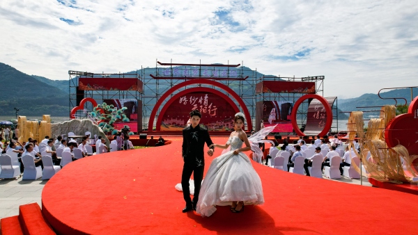 專業(yè)模特身著新款婚紗開(kāi)啟T臺(tái)秀。譚啟云攝