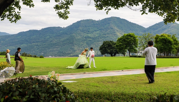 云陽(yáng)環(huán)湖綠道月光草坪，市民在拍攝婚紗照。譚啟云攝