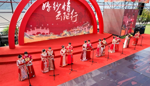 16名新人集體宣讀《新風(fēng)倡議書》，承諾踐行婚嫁新風(fēng)。李王雨攝