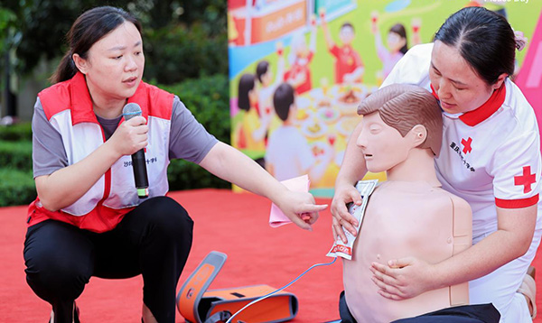 萬科金域華庭小區(qū)活正在進行CPR急救培訓(xùn)。萬科物業(yè)供圖