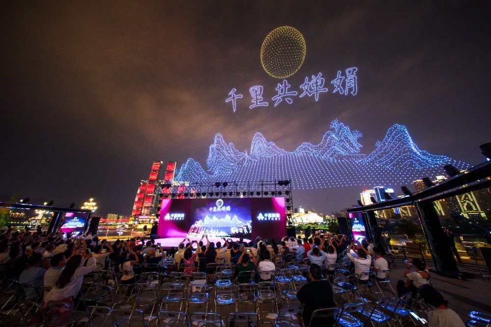 2025年9月28日，重慶市規(guī)劃展覽館，精彩的無人機表演。記者 李雨恒 攝