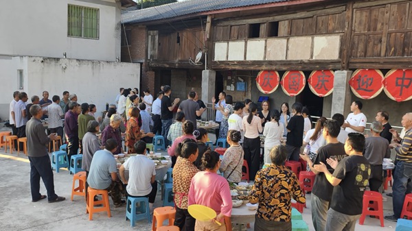 “月滿華誕·情暖魚池”雙節(jié)嘉年華活動現(xiàn)場。主辦方供圖