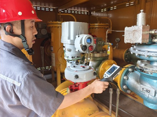 對燃?xì)庠O(shè)施進(jìn)行安全檢查。重慶燃?xì)饧瘓F(tuán)供圖