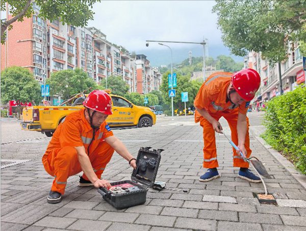 對感知設(shè)備進(jìn)行采氣分析。重慶燃?xì)饧瘓F(tuán)供圖