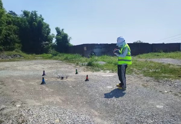 借助無人機(jī)進(jìn)行巡檢。重慶燃?xì)饧瘓F(tuán)供圖