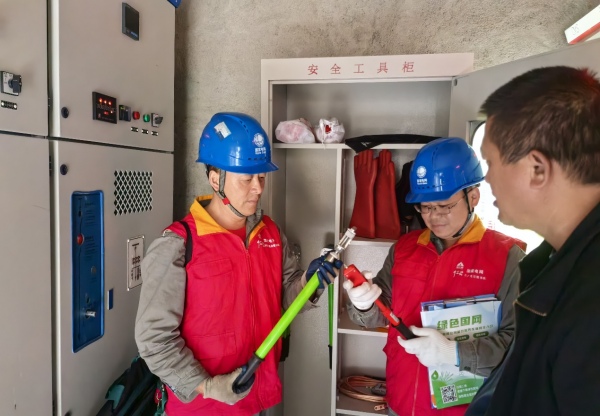 國慶和中秋節(jié)前，國網(wǎng)城口供電公司興田村“村網(wǎng)共建”電力便民服務點服務人員對亢谷景區(qū)周邊農(nóng)家樂的安全工器具進行檢查。周芬偉攝