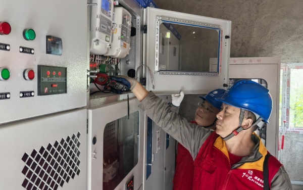 國慶和中秋節(jié)前，國網(wǎng)城口供電公司興田村“村網(wǎng)共建”電力便民服務點服務人員對景區(qū)酒店的配電室進行安全檢查。周芬偉攝