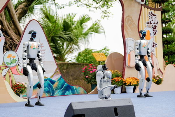 機(jī)器人、機(jī)器狗熱情舞蹈驚艷亮相。活動(dòng)方供圖