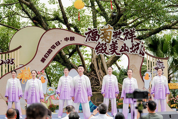 重慶市中醫(yī)骨科醫(yī)院的醫(yī)護(hù)工作者們帶來(lái)八段錦表演。活動(dòng)方供圖