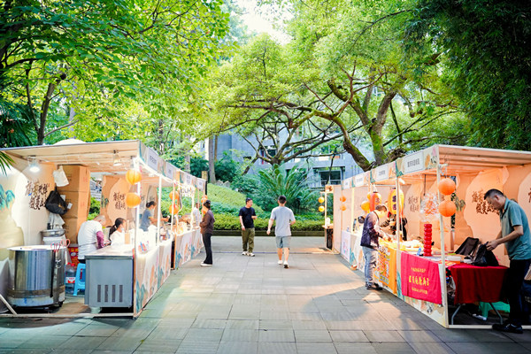 公園集市里匯聚了各類美食及創(chuàng)意文創(chuàng)產(chǎn)品?；顒?dòng)方供圖