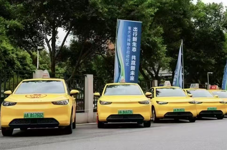 首批吉利·CC60巡網融合出租車加入山城出租車行列。劉凱攝